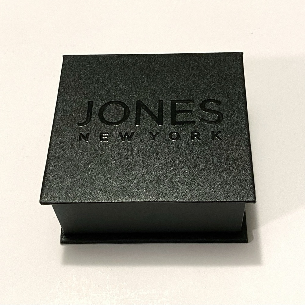 JONES NEW YORK Annabelle Necklace small white flower pedant silver thin chain - Picture 7 of 9